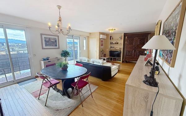 Appartement à vendre    7 pièces • 222,33 m2 Pau