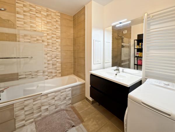 Lyon (69002) T3 récent avec balcon et garage – Quartier Confluence, Lyon 2