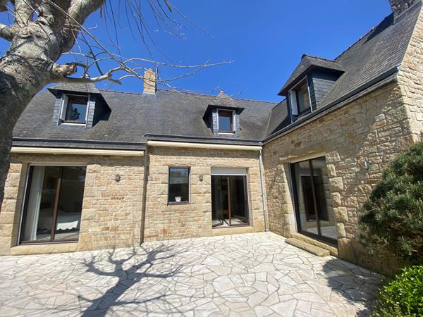 Concarneau Authentique Maison en pierre de 195 m² à deux minutes à pied des plages et sentiers côtiers