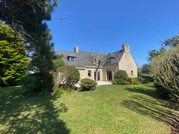 Concarneau Authentique Maison en pierre de 195 m² à deux minutes à pied des plages et sentiers côtiers