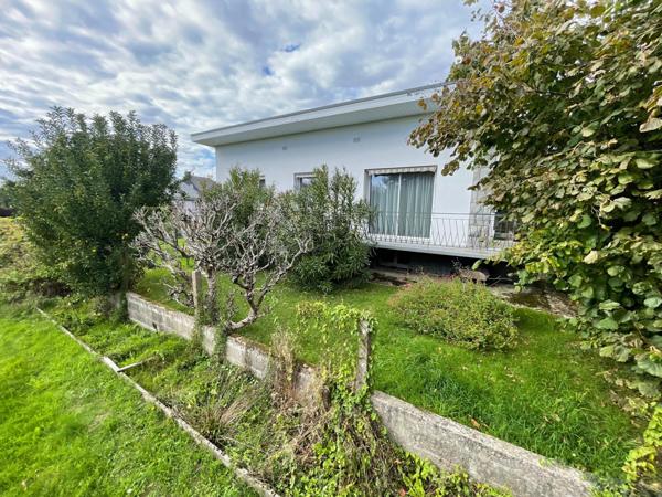 Maison traditionnelle, bon état, beau potentiel.