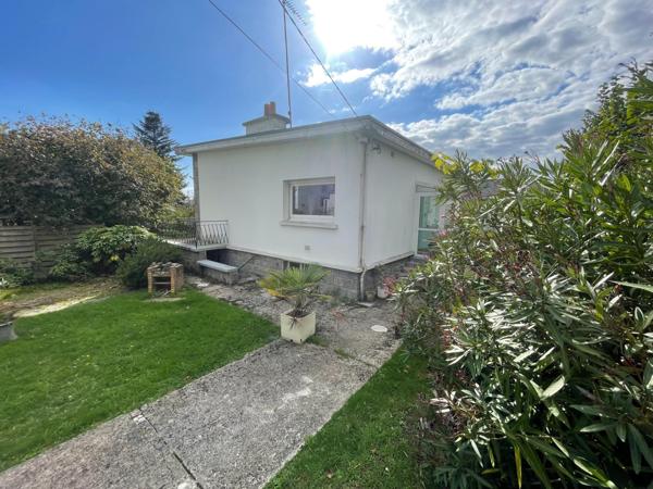 Maison traditionnelle, bon état, beau potentiel.