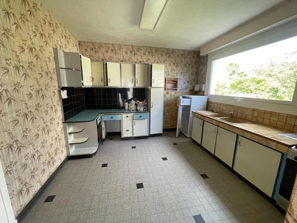 Maison traditionnelle, bon état, beau potentiel.