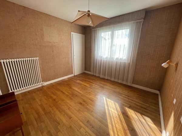 Maison traditionnelle, bon état, beau potentiel.