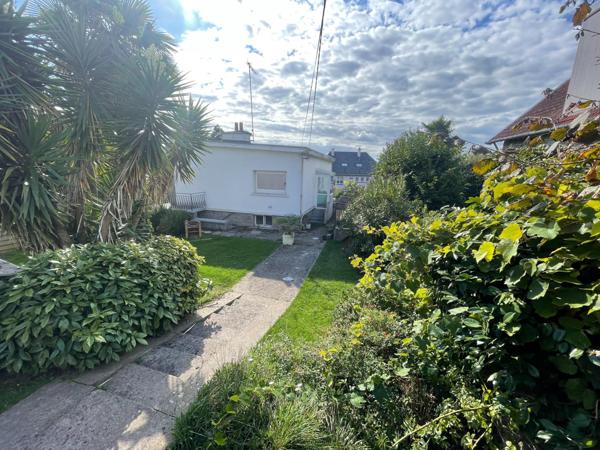 Maison traditionnelle, bon état, beau potentiel.