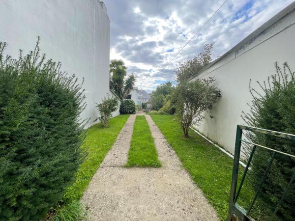 Maison traditionnelle, bon état, beau potentiel.