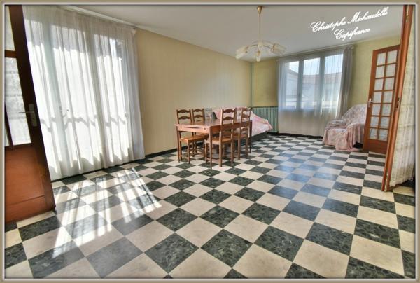 A quelques km de CONGIS TRILPORT, maison - 128 m² - Gare ligne P à pied - 6 pièces - 4 chambres - Grenier aménageable - dressing - 1 grand garage - 1 grand jardin avec abris et accès portail - stati