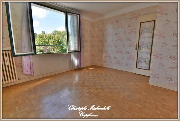 A quelques km de CONGIS TRILPORT, maison - 128 m² - Gare ligne P à pied - 6 pièces - 4 chambres - Grenier aménageable - dressing - 1 grand garage - 1 grand jardin avec abris et accès portail - stati