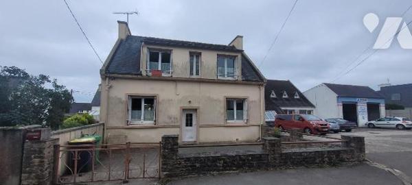 CROZON - Maison de ville de bonne construction composée d'une entrée, une cuisine indépendante,...