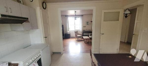 CROZON - Maison de ville de bonne construction composée d'une entrée, une cuisine indépendante,...