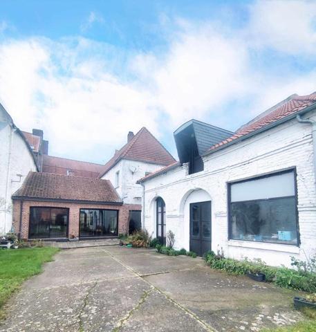 MAISON VOLUMINEUSE EN CENTRE VILLE 6 CHAMBRES AVEC JARDIN ET DEPENDANCE