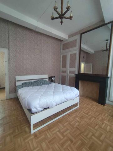 MAISON VOLUMINEUSE EN CENTRE VILLE 6 CHAMBRES AVEC JARDIN ET DEPENDANCE