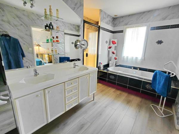 Maison à VALFRAMBERT, 61250 - 5 pièces 150m²