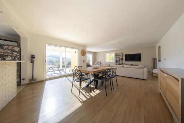 Maison T6 plain-pied Garage, piscine, jardin.