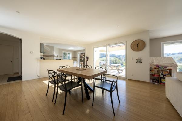 Maison T6 plain-pied Garage, piscine, jardin.