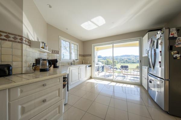 Maison T6 plain-pied Garage, piscine, jardin.