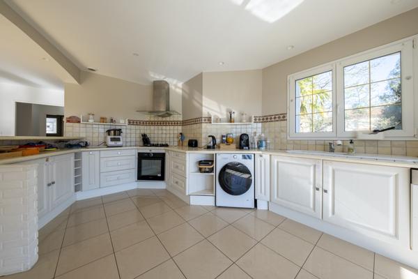 Maison T6 plain-pied Garage, piscine, jardin.