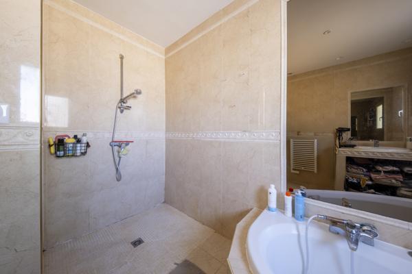 Maison T6 plain-pied Garage, piscine, jardin.