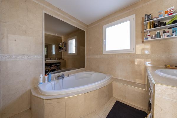 Maison T6 plain-pied Garage, piscine, jardin.