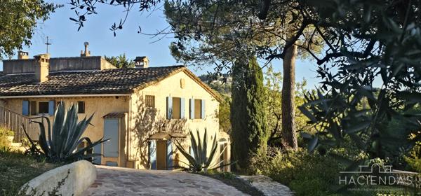 Ventabren (13122) Propriété traditionnelle au calme avec piscine et vue sur le village de Ventabren