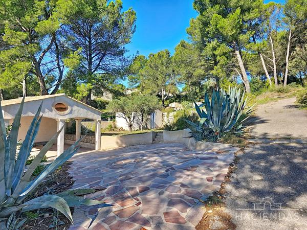 Ventabren (13122) Propriété traditionnelle au calme avec piscine et vue sur le village de Ventabren