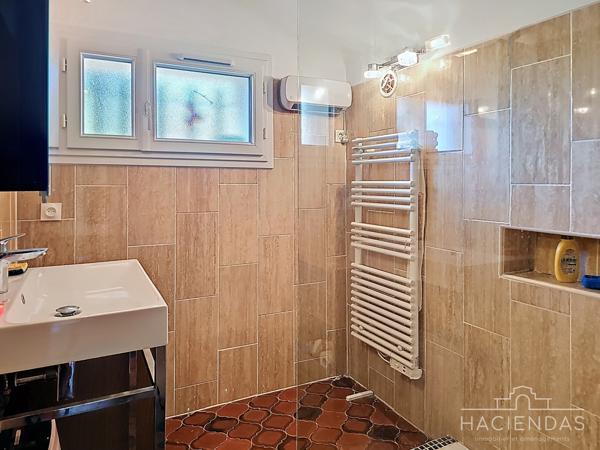 Ventabren (13122) Propriété traditionnelle au calme avec piscine et vue sur le village de Ventabren