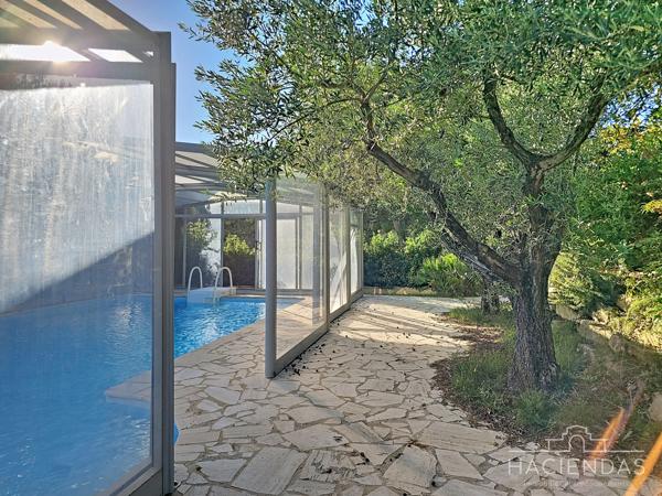 Ventabren (13122) Propriété traditionnelle au calme avec piscine et vue sur le village de Ventabren