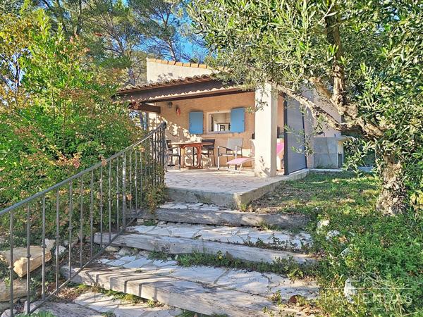 Ventabren (13122) Propriété traditionnelle au calme avec piscine et vue sur le village de Ventabren