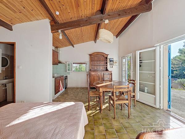 Ventabren (13122) Propriété traditionnelle au calme avec piscine et vue sur le village de Ventabren
