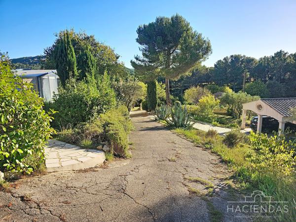 Ventabren (13122) Propriété traditionnelle au calme avec piscine et vue sur le village de Ventabren