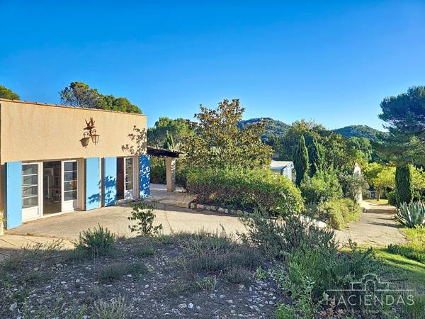 Ventabren (13122) Propriété traditionnelle au calme avec piscine et vue sur le village de Ventabren