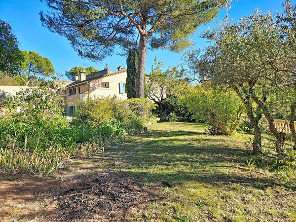 Ventabren (13122) Propriété traditionnelle au calme avec piscine et vue sur le village de Ventabren