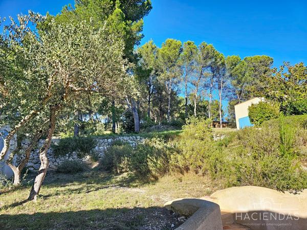 Ventabren (13122) Propriété traditionnelle au calme avec piscine et vue sur le village de Ventabren