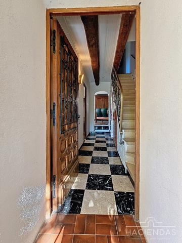 Ventabren (13122) Propriété traditionnelle au calme avec piscine et vue sur le village de Ventabren