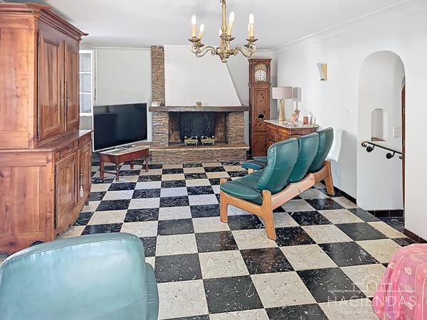 Ventabren (13122) Propriété traditionnelle au calme avec piscine et vue sur le village de Ventabren