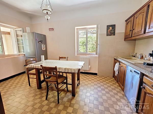 Ventabren (13122) Propriété traditionnelle au calme avec piscine et vue sur le village de Ventabren