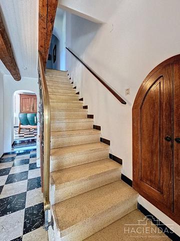 Ventabren (13122) Propriété traditionnelle au calme avec piscine et vue sur le village de Ventabren