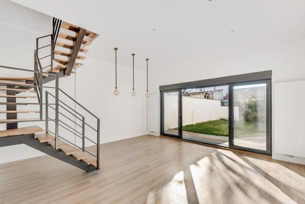 MAISON D’ARCHITECTE 220 M2 - 5 CHAMBRES - LUMINEUSE - TERRASSE PANORAMIQUE 40 M2 – JARDIN 310 m2 - GARAGE