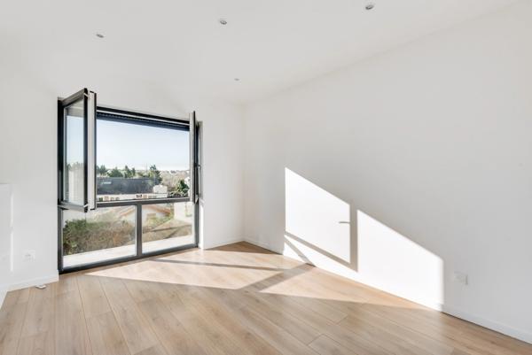 MAISON D’ARCHITECTE 220 M2 - 5 CHAMBRES - LUMINEUSE - TERRASSE PANORAMIQUE 40 M2 – JARDIN 310 m2 - GARAGE