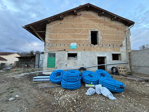 Ferme à Bourg Saint Christophe à réhabiliter avec terrain de 401m2