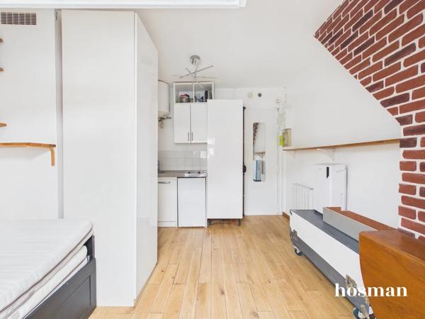 Studio idéalement agencé et entièrement rénové - 10,5 m² carrez - 15,5 m² au sol - dernier étage - Rue de Clichy, Paris