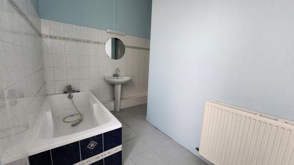 Saint-Jean-de-Beugné (85210) Maison en pierre avec 4 chambres et beau terrain