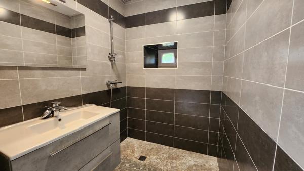 Saint-Jean-de-Beugné (85210) Maison en pierre avec 4 chambres et beau terrain