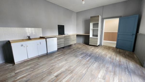 Saint-Jean-de-Beugné (85210) Maison en pierre avec 4 chambres et beau terrain