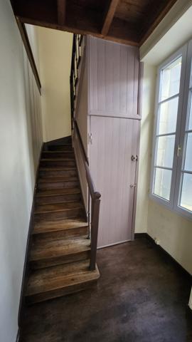 Saint-Jean-de-Beugné (85210) Maison en pierre avec 4 chambres et beau terrain