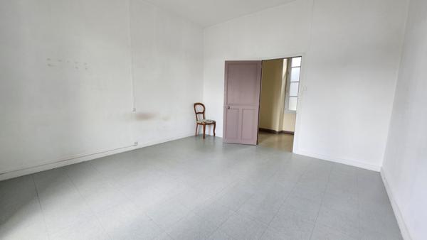 Saint-Jean-de-Beugné (85210) Maison en pierre avec 4 chambres et beau terrain