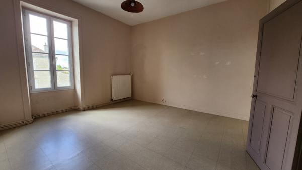 Saint-Jean-de-Beugné (85210) Maison en pierre avec 4 chambres et beau terrain