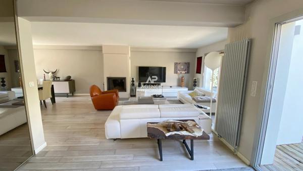 VIROFLAY - Rive Droite - Maison de 4 chambres. 1 150 000 € **  - Référence  727-C