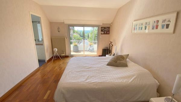 VIROFLAY - Rive Droite - Maison de 4 chambres. 1 150 000 € **  - Référence  727-C