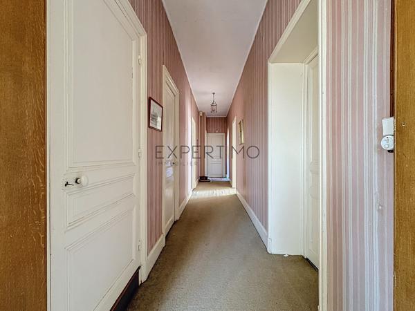 Tournus (71700) TOURNUS : Château + Maison et granges sur 1,6 hectare avec vue panoramique sur la Saône.